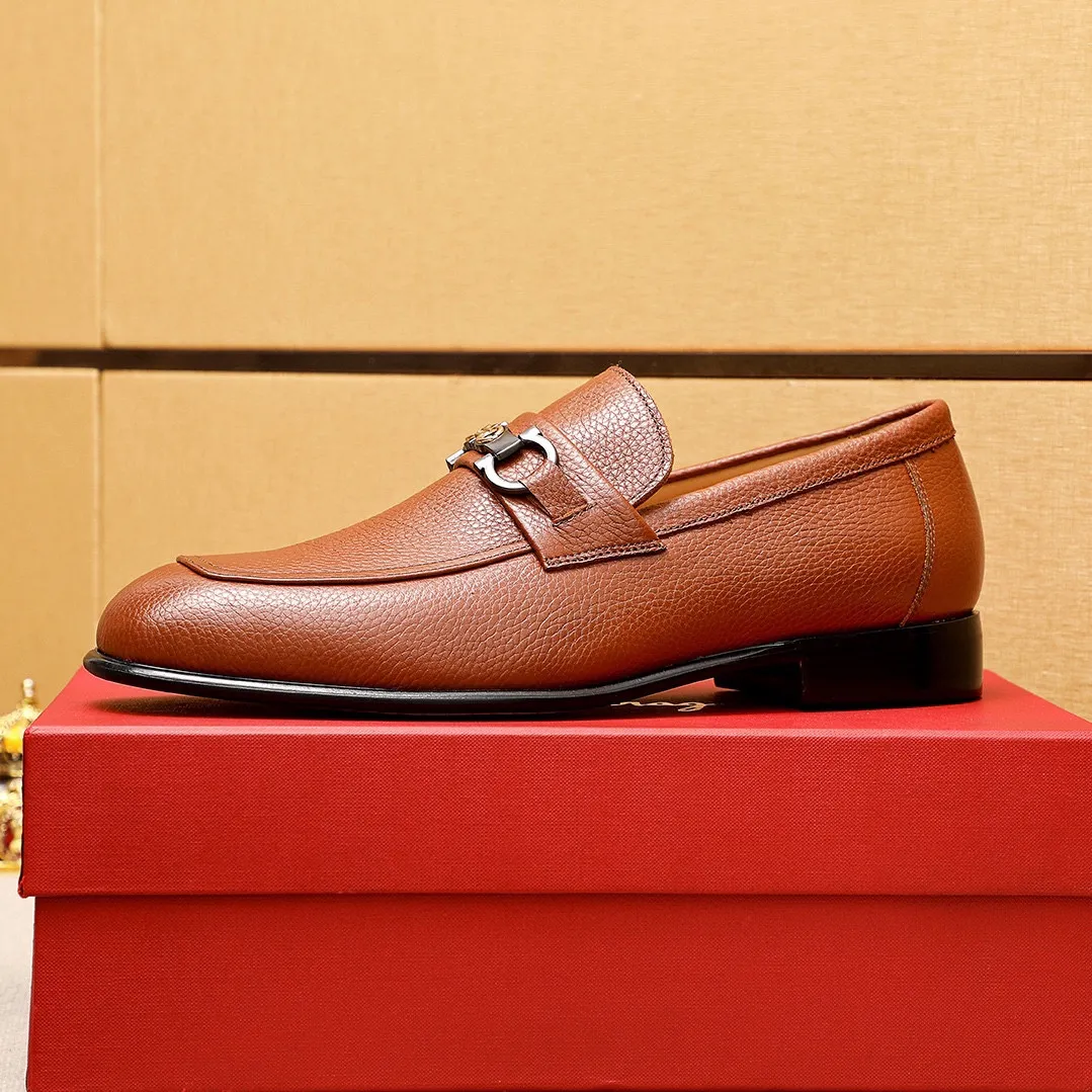 Men's shoes 💰462 💐 Product trademark: Ferragamo "Ferragamo" casual leather shoes Regular size: 38-44 (45.46.47🉑️Customized) Product materials: Selected imported pebbled cowhide upper + classic hardware buckle, imported water-dyed cow leather lining. Strong three-dimensional visual effect, original outsole color: 2 colors available